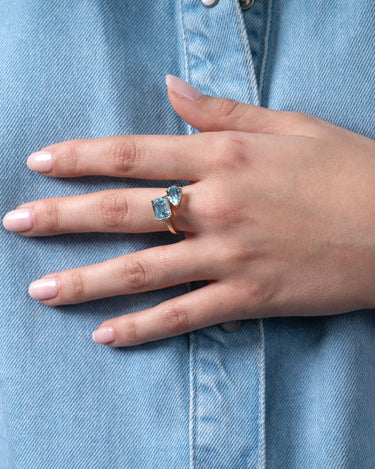 Anillo Bow topacio azul, plata dorada