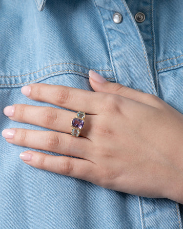 Anillo Cushion amatista y topacios azules, plata dorada