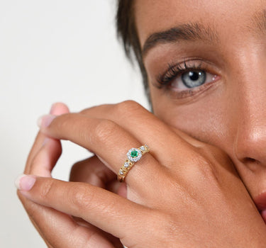 Anillo Giralda esmeralda y diamantes, oro