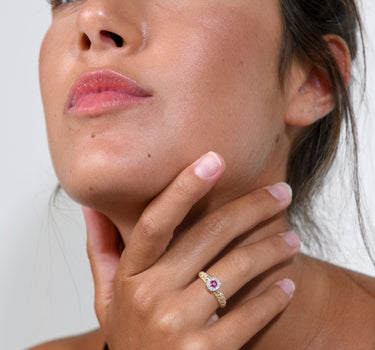 Anillo Giralda rubí y diamantes, oro