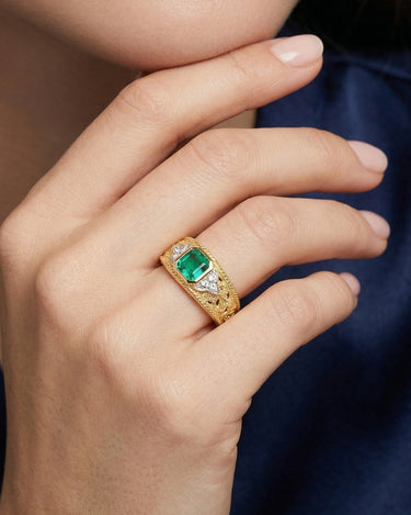 Anillo Ipanema esmeralda y diamantes, oro