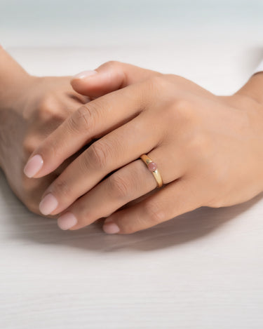 Anillo Lim mini, cuarzo rojo, plata dorada