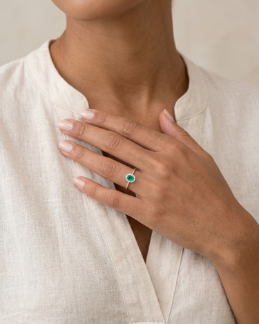 Anillo Mini Beauty esmeraldas y diamantes, oro blanco