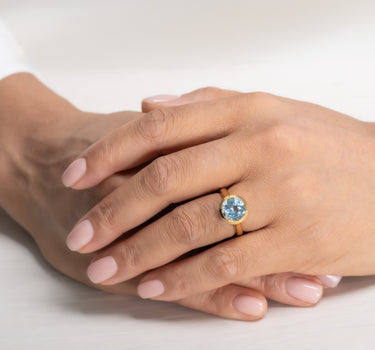 Anillo Sara topacio azul, plata dorada