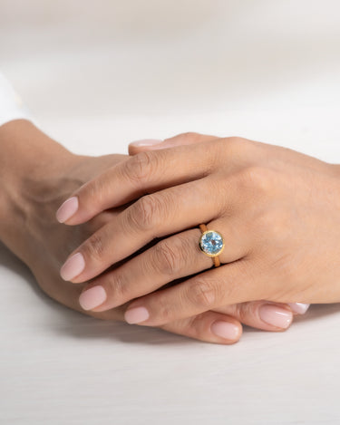 Anillo Sara topacio azul, plata dorada