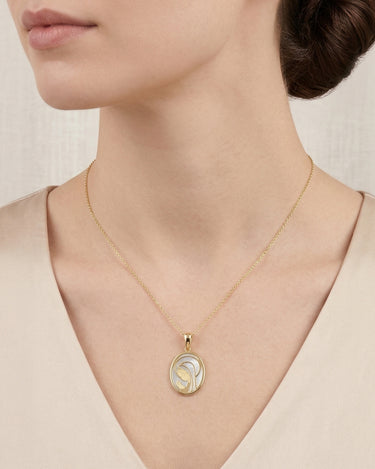 Medalla Virgen Niña nácar 19 x 14 mm, oro