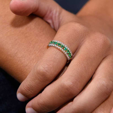 Anillo Aimi diamantes y esmeraldas, oro