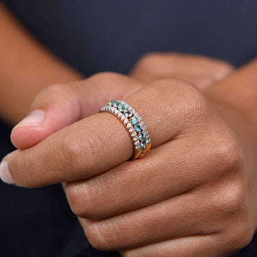 Anillo Aimi diamantes y topacios azules, oro