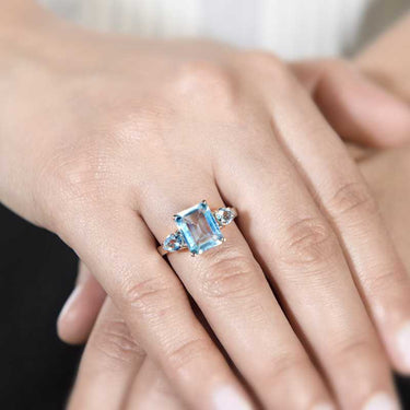 Anillo Candy Trio topacio azul, oro blanco