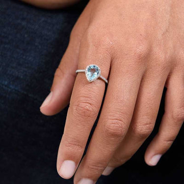 Anillo Victoria Drop topacio azul y diamantes, oro blanco