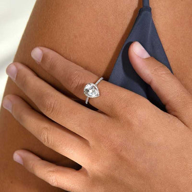 Anillo Victoria Drop topacio blanco y diamantes, oro blanco