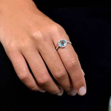 Anillo Victoria Round topacio azul y diamantes, oro blanco