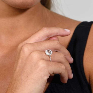 Anillo Victoria Round topacio blanco y diamantes, oro blanco