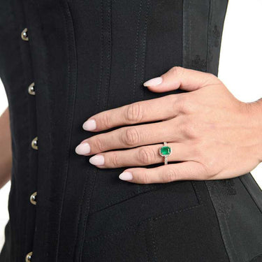 Anillo Bogotá diamantes y esmeralda, oro